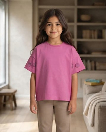 Kız Çocuk Kısa Kollu Koyu Pembe T-shirt Çiçek Detaylı Rahat Kesim