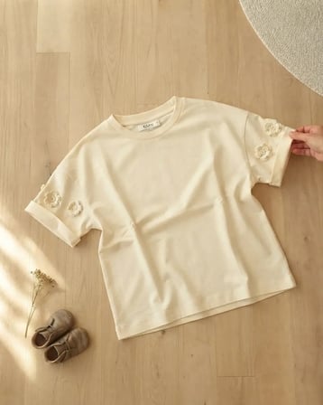 Kız Çocuk Ekru Renkli Kısa Kollu T-shirt Çiçek Detaylı
