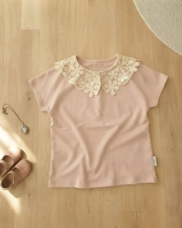 Açık Pembe – Kız Çocuk Dantel Yaka Detaylı Krem T-Shirt Rahat Kesim