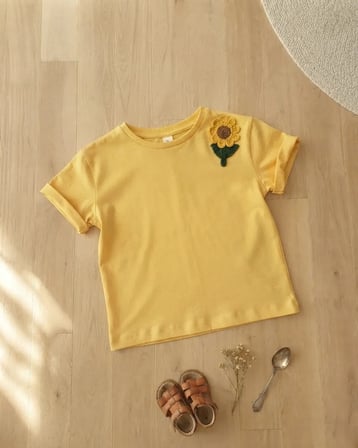 Kız Çocuk Açık Sarı Ayçiçek Nakış Detaylı Kısa Kollu Tişört