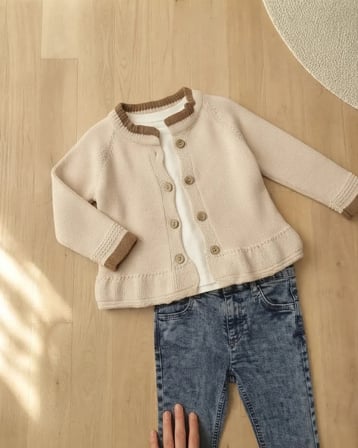 Kız Çocuk Bej Yakası Fırfırlı Mevsimlik Triko Hırka ve Mavi Kot