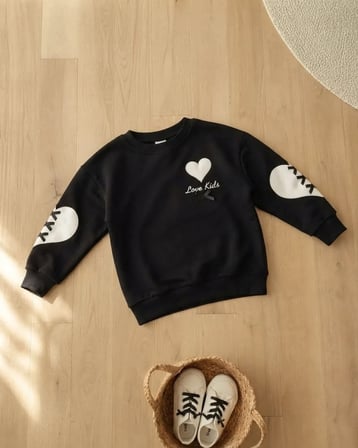Kız Çocuk Siyah Sweatshirt Kalpli ve Dikiş Detaylı Kışlık