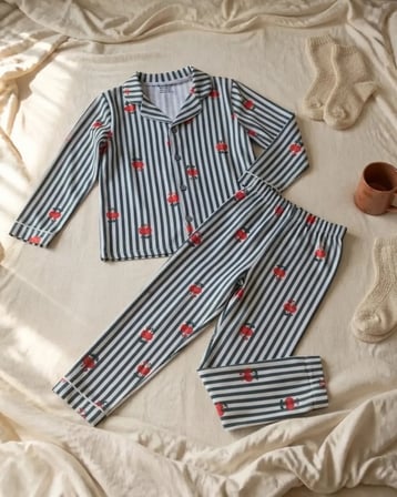 Çizgili ve Kırmızı Detaylı Erkek Çocuk Pijama Takımı · 2 Parça