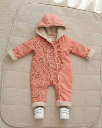 Somon Çiçek Desenli Kapüşonlu Kız Bebek Tulum – Çok Renkli