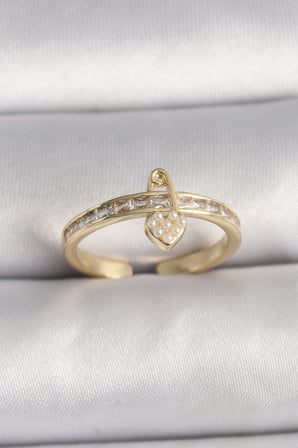 Pirinç Gold Renk Zirkon Taşlı İnci Detay Kilit Kalp Figür Ayarlanabilir Yüzük TJ-BYK3537
