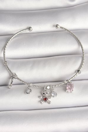 Pirinç Gümüş Renk Sallantı Zirkon Taşlı Ayıcık Figür Kırmızı Taş Detay Charm Kadın Bileklik TJ-BB6912