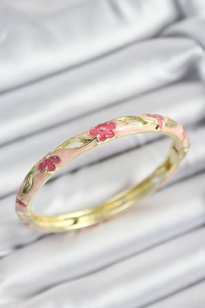 Mineli Pirinç Pembe Çiçek Motifli Gold Renk Kadın Kelepçe - TJ-BB7372