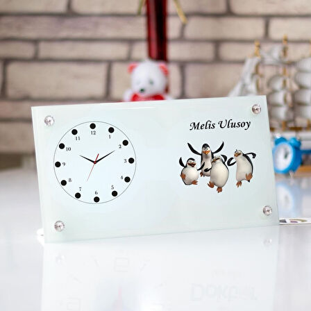 Penguen Temalı Kişiye Özel Cam Masa Saati – İsim Yazılı Masaüstü Dekor Saat