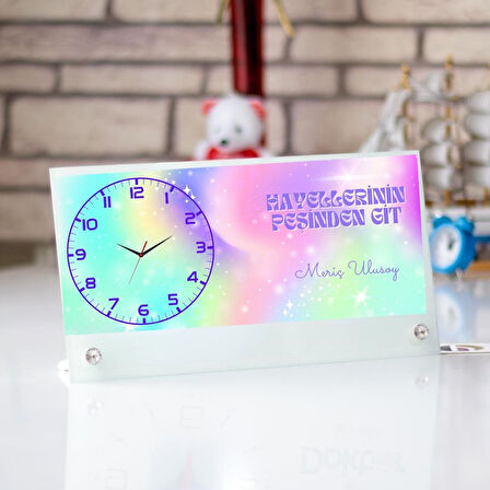 Hayallerinin Peşinden Git Temalı Kişiye Özel Cam Masa Saati – Motivasyon Sözlü Masaüstü Saat