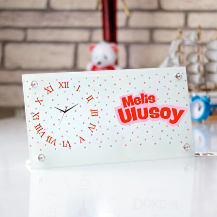 Çilek Desenli Kişiye Özel Cam Masa Saati – İsim Yazılı Masaüstü Dekor Saat