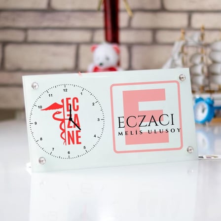 Eczacılara Özel İsim Yazılı Cam Saat - Logolu Eczane Masası Saati