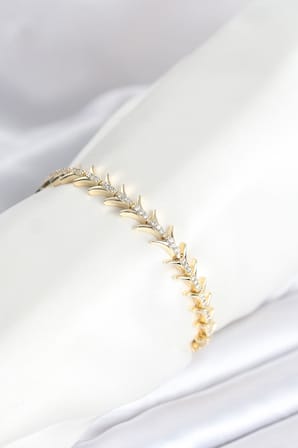 Pirinç Gold Renk Balık Sırtı Model Zirkon Taşlı Kadın Bileklik TJ-BB8027