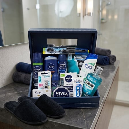 Nivea Erkek Bakım ve Damat Tıraş Seti 15 Parça Aynalı Kutulu + Terlik Hediyeli