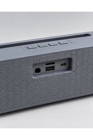 Köşeleri Eğimli Bar Tipi Tasarıma Sahip Şarj Edilebilir Masaüstü Bluetooth Hoparlör