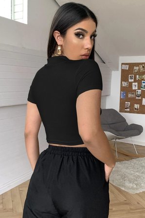 Modi Green Kadın Siyah Göğüs Dekolteli Yarım Kollu Cut Out Crop Top Bluz