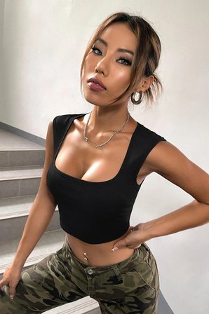 Modi Green Kadın Siyah Kare Yaka Kalınlaşan Omuz Detaylı Crop Top Bluz