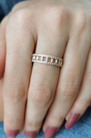 Baget Detaylı Altın Yarım Tur Yüzük