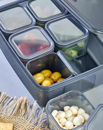 6'lı Kapaklı Kahvaltılık Seti, Antrasit, Çizgili Vakumlu Bölmeli Tepsi, 1 Adet 40x23 cm Tepsi ve 6 Adet 10x10x5.3 cm Saklama Kabı, BPA Free