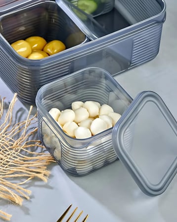 6'lı Kapaklı Kahvaltılık Seti, Antrasit, Çizgili Vakumlu Bölmeli Tepsi, 1 Adet 40x23 cm Tepsi ve 6 Adet 10x10x5.3 cm Saklama Kabı, BPA Free