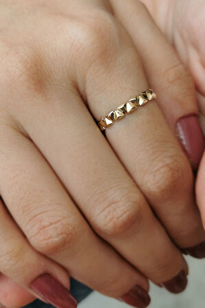 Üçgen Pramit Altın Taşsız Yüzük