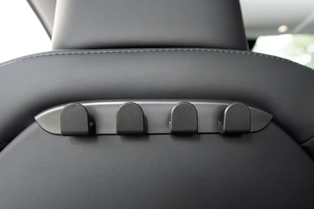 Tesla Model 3 &amp; Model Y Koltuk Arkası Askılık Seti (2’li) – Araca Özel Tasarım, Dayanıklı Araç İçi Askı, Ceket &amp; Çanta Düzenleyici