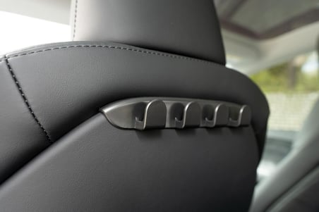 Tesla Model 3 &amp; Model Y Koltuk Arkası Askılık Seti (2’li) – Araca Özel Tasarım, Dayanıklı Araç İçi Askı, Ceket &amp; Çanta Düzenleyici