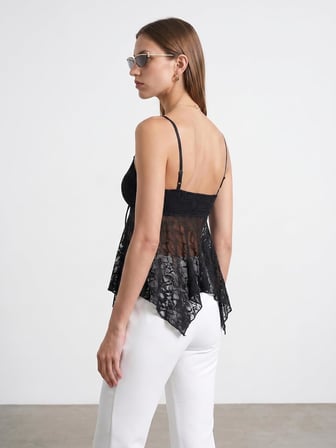 Dantel Crop Top Kadın İnce Askılı Kalp Yaka Asimetrik Kesim Fitted Üst