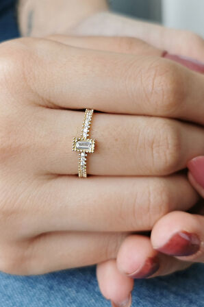 Baget Model Kolu Taşlı Altın Yüzük