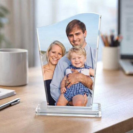 Kişiye Özel Fotoğraflı Kristal Cam Plaket – Asimetrik Kesim Masaüstü Cam Resim Çerçevesi