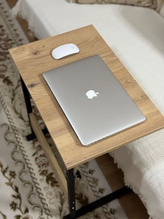 Sağlam Metal Gövdeli Laptop Sehpası 60x40 cm – Yükseklik Ayarlı, Stabil ve Ergonomik Çalışma Masası (Atlantik Çam)