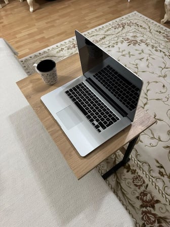 Sağlam Metal Gövdeli Laptop Sehpası 60x40 cm – Yükseklik Ayarlı, Stabil ve Ergonomik Çalışma Masası (Atlantik Çam)