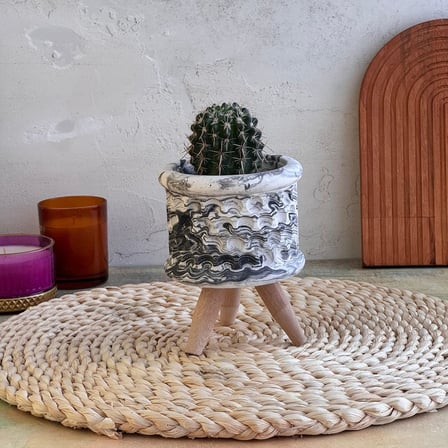Saksı, Dekoratif Mermer Desenli Beton Saksı, El Yapımı Ahşap Ayaklı Ev ve Ofis Dekoru, Minimalist Tasarım, Beyaz Antrasit Renkleri İle, Kaktüs Ve Sukulent Saksısı