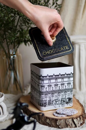 EVLE-Er023-1j City Chocolate Desenli Kare Metal Saklama Kabı 12x12 Cm (City Chocolate)