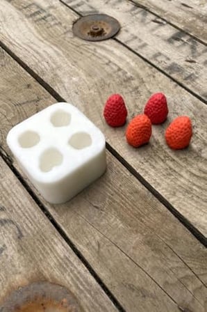 Çilek Dörtlü Mum Kalıbı (Silikon) (2,5 x 2,5 x 3 cm) (Küçük Süsleme Kalıbı) 1 Adet
