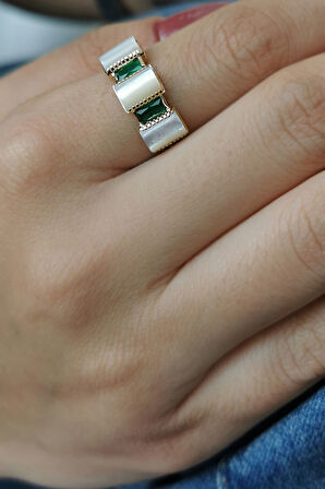 Zümrüt Taş Detaylı Sedef Altın Yüzük