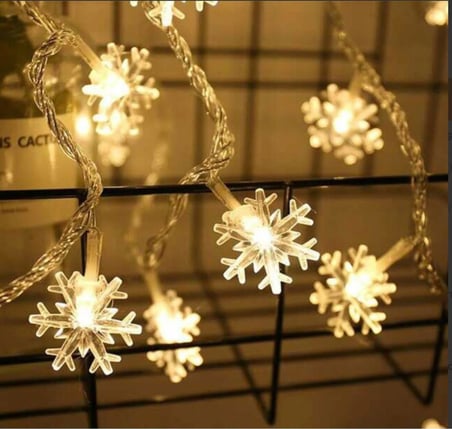 5 metre Led Işıklı 28'li Kar Tanesi Işık Zinciri Dekoratif Pilli Aydınlatma Ev Dekorasyonu Süsleme Salon Oda Merdiven Balkon Süslemeleri için Yılbaşı Eğlence Doğum Günlerine Özel Aydınlatma
