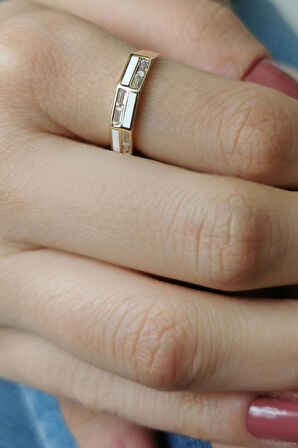 Baget Taşlı Beyaz Mineli Köşegen Altın Yüzük