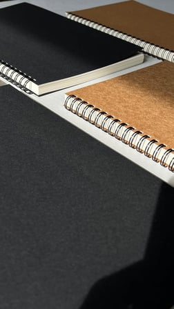 Spiralli Defter, Siyah Kapaklı B5 Boyutunda (182x257 mm), 100 Yaprak (Çizgisiz)
