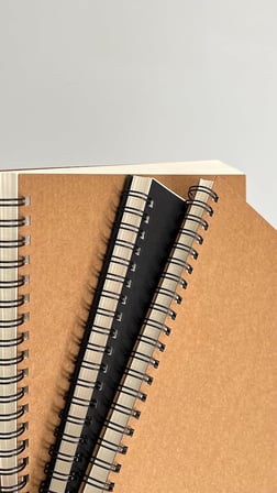 Spiralli Defter, Siyah Kapaklı B5 Boyutunda (182x257 mm), 100 Yaprak (Çizgisiz)