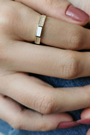 Beyaz Mineli Altın Köşegen Yüzük