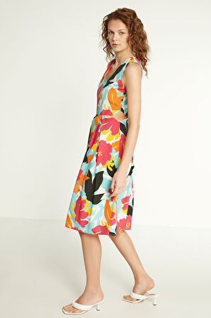 Yanlar Pencere Detaylı V Yaka Elbise