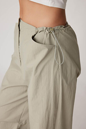 Beli Ve Paçası Lastikli Paraşüt Kumaş Cepli Pantolon