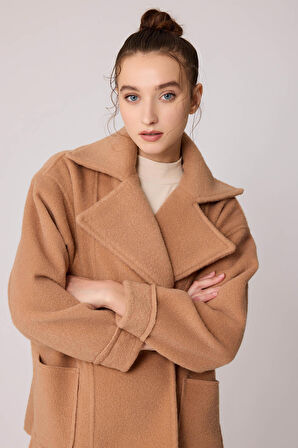 Büyük Cepli Uzun Yaka Detaylı Ceket