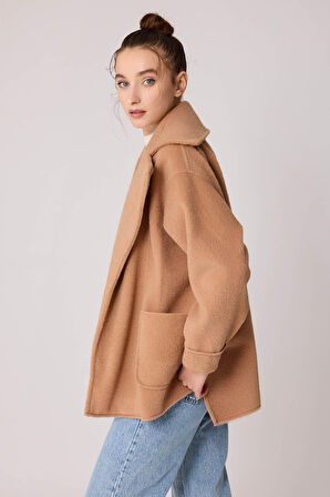 Büyük Cepli Uzun Yaka Detaylı Ceket