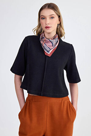 Yuvarlak Yaka Önden Dikişli Kısa Kol Crop Triko Bluz