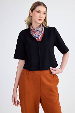 Yuvarlak Yaka Önden Dikişli Kısa Kol Crop Triko Bluz