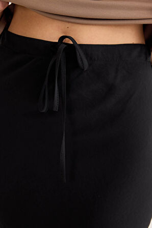 Beli Bağcıklı Midi Boy Etek