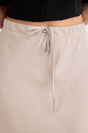 Beli Bağcıklı Midi Boy Etek