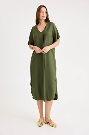 Yanları Yırtmaçlı V Yaka Kısa Kol Cepli Elbise