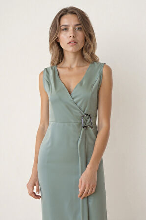 Önü Tokalı V Yaka Saten Elbise